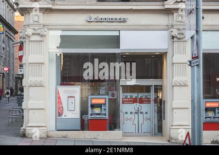 Edinburgh, Schottland - 8. Januar 2021: Santander Bankfiliale in der Hanover Street in Edinburgh während der Covid-19-Sperre geschlossen. Stockfoto