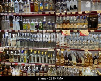 Polen, Toruń, 26. Dezember 2020. Alkoholgeschäft mit einer großen Auswahl an polnischen Alkoholsorten. Neben ausländischen Marken Stockfoto