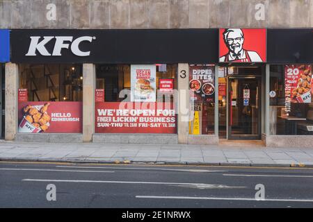 Edinburgh, Schottland - 8. Januar 2021: KFC-Standort in der South Charlotte Street in Edinburgh während der Covid-19-Sperre zum Mitnehmen geöffnet. Stockfoto