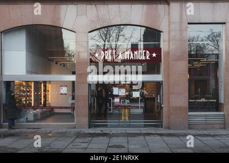 Edinburgh, Schottland - 8. Januar 2021: Pret A Manger Storefront on Princes St. in Edinburgh. Pret A Manger ist ein internationales Sandwich Shop Franchise Stockfoto