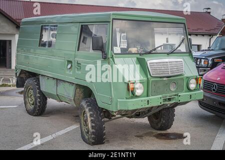 Zaton, Kroatien, Juni 2019 Ungerade Fahrzeug, wahrscheinlich maßgeschneiderte Militär Volvo 4x4 van aus den 70er Jahren, verrostet, mit Platten Reifen gefahren. Vorderansicht Stockfoto