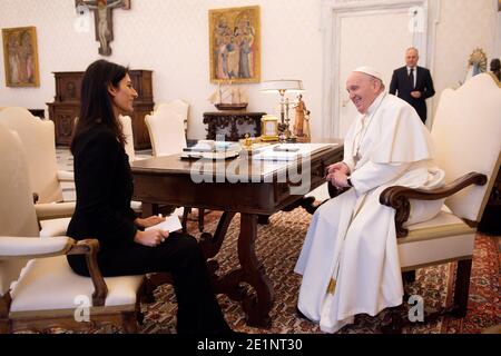 Rom, Italien. 08. Jan, 2021. january 8, 2021 : Papst Franziskus empfing in privater Audienz den Bürgermeister Virginia Raggi im vatikan Credit: Independent Photo Agency/Alamy Live News Stockfoto