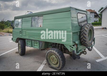 Zaton, Kroatien, Juni 2019 Ungerade Fahrzeug, wahrscheinlich maßgeschneiderte Militär Volvo 4x4 van aus den 70er Jahren, verrostet, mit Platten Reifen gefahren. Rückansicht Stockfoto