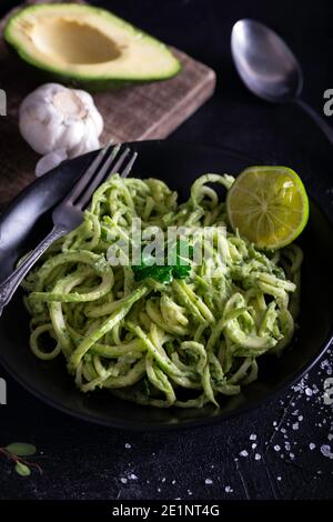 Zucchini rohe vegane Pasta mit Avocado Dip Sauce. Zucchini rohe vegane Pasta mit Avocado Dip Suace. Stockfoto