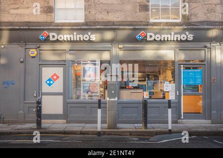 Edinburgh, Schottland - 8. Januar 2021: Domino's Location am Raeburn Place in Stockbridge, Edinburgh. Domino's ist eine der größten Pizzaketten der Welt Stockfoto