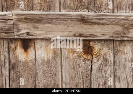 Eine alte hölzerne Türstruktur, rostige Nägel darauf in der Türkei Stockfoto