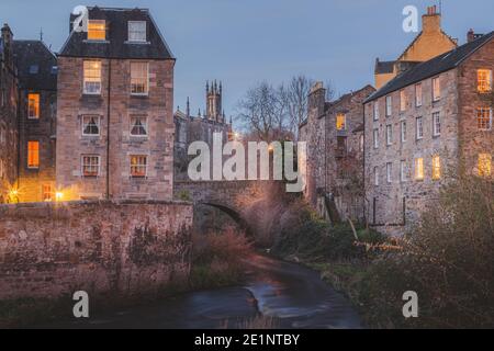 Ein Frühlingsabend im historischen Dean Village und Water of Leith aus dem 19. Jahrhundert in Edinburgh, Schottland Stockfoto