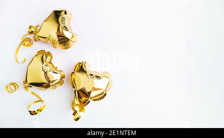 Drei goldene Herzen, Folienballons Draufsicht auf weißem Hintergrund. Valentinstag, Banner. Stockfoto