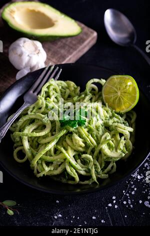 Zucchini rohe vegane Pasta mit Avocado Dip Sauce. Zucchini rohe vegane Pasta mit Avocado Dip Suace. Stockfoto