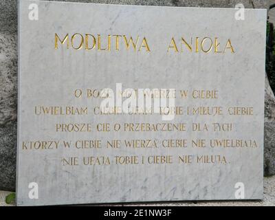 Eingravierte Schrift des AGEL-Gebets auf einer Marmortafel. Text in polnischer Sprache mit Goldgravur Stockfoto