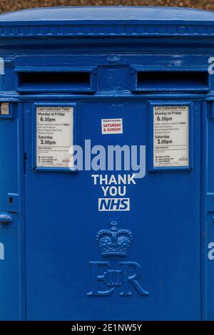 Der blau lackierte Briefkasten mit der Botschaft „Thank You NHS“ steht vor dem St. Thomas' Hospital in London. England, Stockfoto