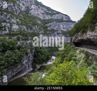 Die Schlucht des Flusses Moraca Platije ist eine der malerischsten Schluchten Montenegros. Sommer Berg Abenddämmerung Reise und Natur Beauty-Szene. Stockfoto