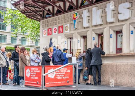 Leute, die am TKTS-Ticketschalter am Leicester Square Schlange stehen, verkaufen Tageskarten zum halben Preis für Londoner Theater. Stockfoto