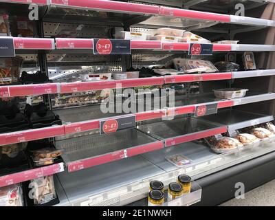 Leere Regale in einem Marks & Spencer's Store an der Lisburn Road in Belfast, wo Einzelhändler "nach dem Brexit eine gewisse Störung erleben" und Marks and Spencer einen kleinen Teil der Produktlinien vorübergehend zurückgezogen haben, um sicherzustellen, dass ihre Lieferwagen nicht in Häfen abgestellt werden. Stockfoto