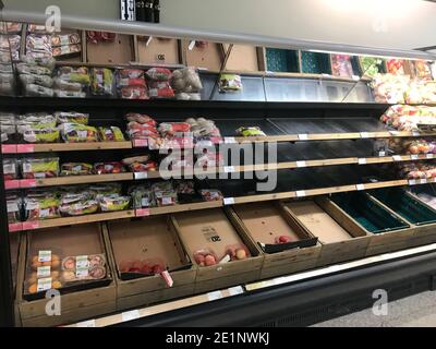 Leere Regale in einem Marks & Spencer's Store an der Lisburn Road in Belfast, wo Einzelhändler "nach dem Brexit eine gewisse Störung erleben" und Marks and Spencer einen kleinen Teil der Produktlinien vorübergehend zurückgezogen haben, um sicherzustellen, dass ihre Lieferwagen nicht in Häfen abgestellt werden. Stockfoto