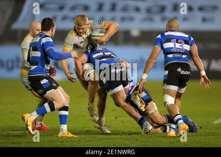 Wasps' Jack Willis wird von Bath Rugby's Cameron Redpath während des Spiels der Gallagher Premiership am Recreation Ground in Bath angegangen. Stockfoto