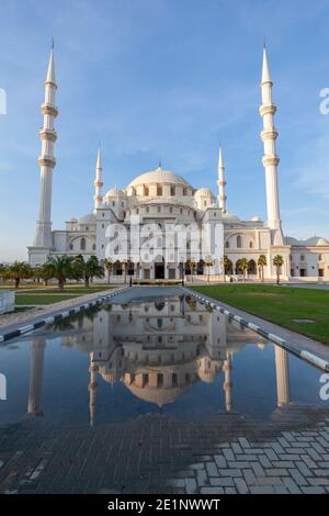 King Faisal Moschee mit Wasserspiegelung tagsüber, Sharjah, VAE Stockfoto