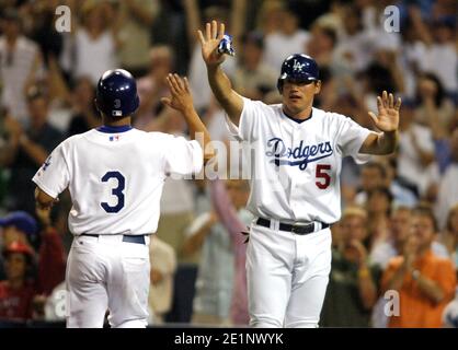 Cesar Izturis (3) von den Los Angeles Dodgers wird gratuliert Von Hee-seop Choi nach dem Tor in sie auf einem getroffen Single von Milton Bradley in der Sieben Stockfoto