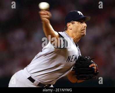 New York Yankees Starter Kevin Brown pitches während 8-6 Verlust der Los Angeles Angels von Anaheim im Angel Stadium in Anaheim, Kalifornien am Samstag, Jul Stockfoto