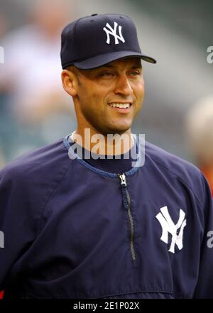 Derek Jeter von den New York Yankees während der Schlagübung vor dem Spiel gegen die Los Angeles Angels of Anaheim im Angel Stadium in Anaheim, Kalifornien. Stockfoto