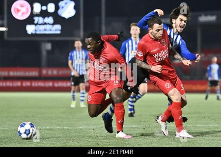 ALMERE, NIEDERLANDE – 8. JANUAR: L-R Steve Tunga vom Almere City FC, Thibaut Lesquoy vom Almere City FC, Iker Pozo la Roza vom FC Eindhoven während des niederländischen Keukenkampioendivisie-Spiels zwischen Almere City FC und FC Eindhoven im Yanmar Stadium am 8. Januar 2021 in Almere, Niederlande (Foto von Patrick Goosen/BSR AgencyOrange PicturesAlamy Live News) Stockfoto