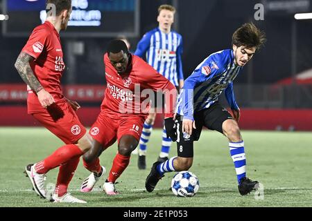 ALMERE, NIEDERLANDE - 8. JANUAR: L-R Steve Tunga vom Almere City FC, Iker Pozo la Roza vom FC Eindhoven während des niederländischen Keukenkampioendivisie-Spiels zwischen Almere City FC und FC Eindhoven am 8. Januar 2021 im Yanmar Stadium in Almere, Niederlande (Foto von Patrick Goosen/BSR AgencyOrange PicturesAlamy Live News) Stockfoto
