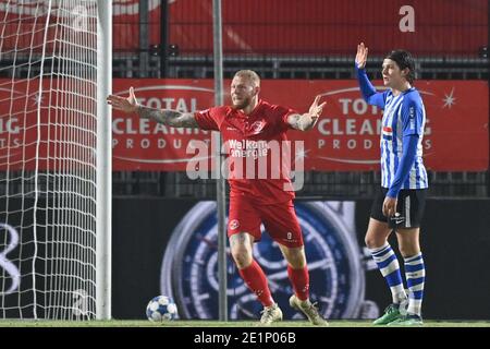 ALMERE, NIEDERLANDE - 8. JANUAR: L-R Thomas Verheydt vom Almere City FC, Maarten Peijnenburg vom FC Eindhoven während des niederländischen Keukenkampioendivisie-Spiels zwischen Almere City FC und FC Eindhoven am 8. Januar 2021 im Yanmar Stadium in Almere, Niederlande (Foto von Patrick Goosen/BSR AgencyOrange PicturesAlamy Live News) Stockfoto