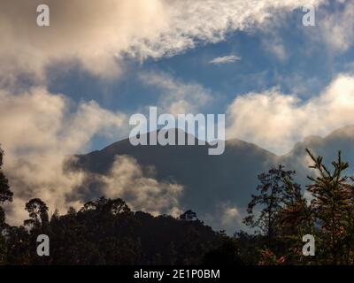 Die zentrale Andenregion Kolumbiens bedeckt mit niedrigen Wolken am Morgen, in der Nähe der Kolonialstadt Villa de Leyva. Stockfoto