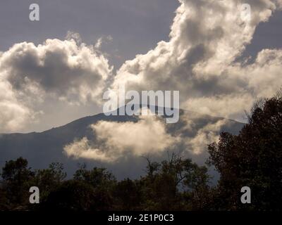 Die zentrale Andenregion Kolumbiens bedeckt mit niedrigen Wolken am Morgen, in der Nähe der Kolonialstadt Villa de Leyva. Stockfoto