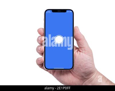 Antalya, TÜRKEI - 08. Januar 2021. IPhone 12 Handy-Bildschirm zeigt Signal geheimen Messaging App Logo. Stockfoto