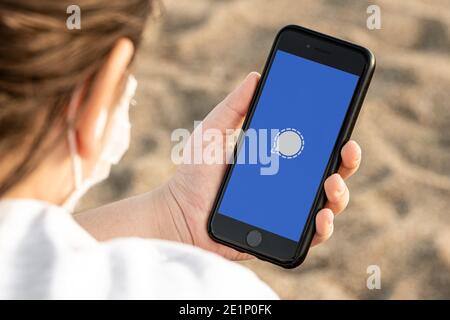 Antalya, TÜRKEI - 08. Januar 2021. IPhone 12 Handy-Bildschirm zeigt Signal geheimen Messaging App Logo. Stockfoto