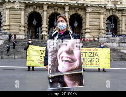 Rom, Italien. Januar 2021. Die Eltern der Opfer des Massakers von Viareggio - (29. Juni 2009, 32 Tote) vor dem Kassationsgericht warten auf die Strafe, die dann die Anklage des Totschlags für alle Angeklagten vorgeschrieben erklären wird, weil zu viel Zeit seit den Tatsachen vergangen ist. Damit wird das Urteil des Berufungsgerichts von Florenz vom Juni 2019 umgedreht, das unter anderem den ehemaligen Generaldirektor der Staatsbahnen und RFI Mauro Moretti zu 7 Jahren verurteilt hatte. (Foto: Patrizia Cortellessa/Pacific Press) Quelle: Pacific Press Media Production Corp./Alamy Live News Stockfoto