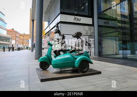 London, Großbritannien. Dezember 2020, 24. 'Together Forever on Wheels' Bronzeskulpturen von Gillie & Marc in Spitalfields. Quelle: Waldemar Sikora Stockfoto