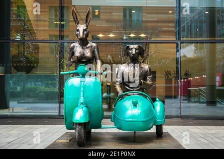 London, Großbritannien. Dezember 2020, 24. 'Together Forever on Wheels' Bronzeskulpturen von Gillie & Marc in Spitalfields. Quelle: Waldemar Sikora Stockfoto