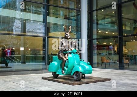 London, Großbritannien. Dezember 2020, 24. 'Together Forever on Wheels' Bronzeskulpturen von Gillie & Marc in Spitalfields. Quelle: Waldemar Sikora Stockfoto