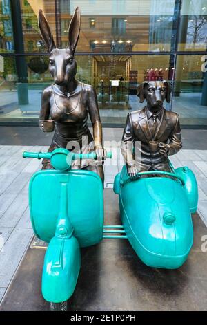 London, Großbritannien. Dezember 2020, 24. 'Together Forever on Wheels' Bronzeskulpturen von Gillie & Marc in Spitalfields. Quelle: Waldemar Sikora Stockfoto