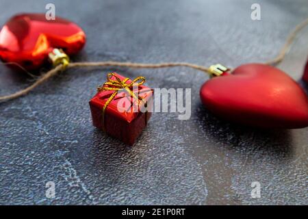 Rote Herzen auf dunklem Hintergrund für valentinstag Stockfoto