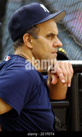 New York Yankees Manager Joe Torre während der Schlagübung vor dem Spiel gegen die Los Angeles Angels of Anaheim im Angel Stadium in Anaheim, Kalifornien Stockfoto