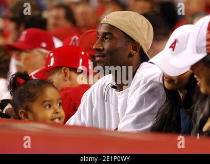 Kobe Bryant mit Frau Vanessa Bryant und Tochter Natalia Diamant Bryant in Los Angeles Angels of Anaheim Spiel gegen die New York Yankees bei Angel Stockfoto