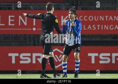 ALMERE, NIEDERLANDE - 8. JANUAR: L-R-Schiedsrichter Laurens Gerrets, Iker Pozo la Roza vom FC Eindhoven während des niederländischen Keukenkampioendivisie-Spiels zwischen EINEM Stockfoto