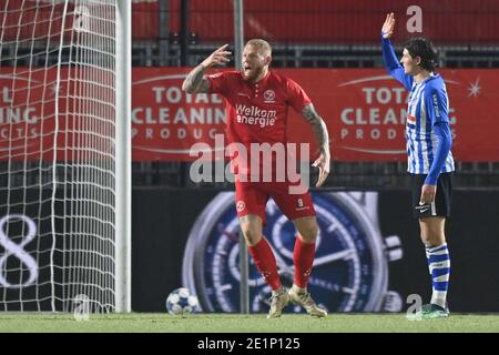 ALMERE, NIEDERLANDE - 8. JANUAR: L-R Thomas Verheydt vom Almere City FC, Maarten Peijnenburg vom FC Eindhoven während der niederländischen Keukenkampioendivisie MAT Stockfoto