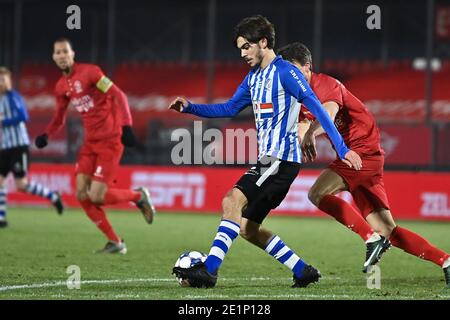 ALMERE, NIEDERLANDE - 8. JANUAR: Iker Pozo la Roza vom FC Eindhoven beim niederländischen Keukenkampioendivisie-Spiel zwischen Almere City FC und FC Eindhove Stockfoto