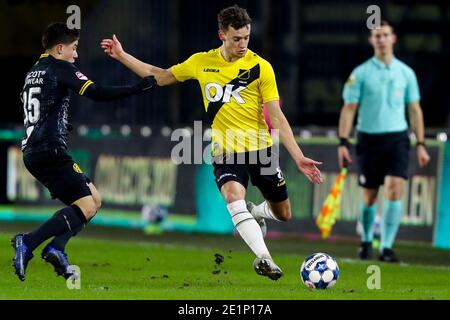 LEEUWARDEN, NIEDERLANDE - 8. JANUAR: L-R: Colin Rosler von NAC Breda während des niederländischen Keukenkampioendivisie-Spiels zwischen Cambuur und FC Volendam in ca. Stockfoto