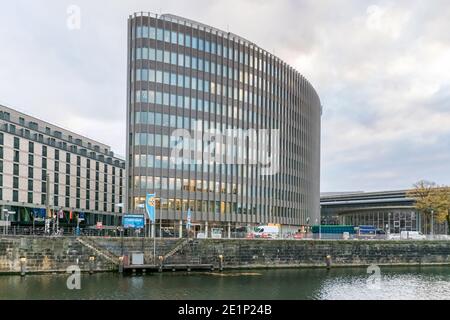 Berlin, Deutschland - 16. November 2020: Ufer der Spree Reichstagufer mit der Anlegestelle für Boote Friedrichstraße und dem Bürogebäude Sp Stockfoto