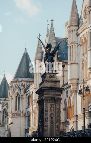 London, Großbritannien - 19. November 2020: Blick auf den Drachen auf der Spitze der Temple Bar in der Fleet Street, die den westlichsten Teil der City of London markiert Stockfoto