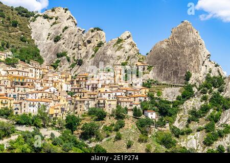 Castelmezzano ist ein schönes Dorf in der Region Basilicata unter den Gipfeln der Dolomiti lucane, Italien Stockfoto