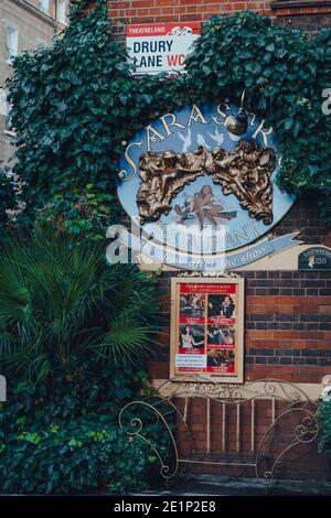 London, Großbritannien - 19. November 2020: Sarastro Restaurant Schild unter dem Straßennamen Schild auf Drury Lane. Es hat sich einen ikonischen Ruf im Westen Londons erworben Stockfoto