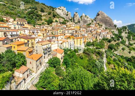 Panoramasicht auf Castelmezzano, ein schönes Dorf im Herzen von Dolomiti lucane, Basilicata, Italien Stockfoto