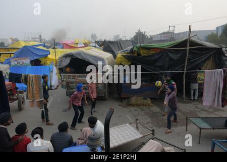 Neu Delhi, Indien. Januar 2021. Indische Bauern aus Punjab und Haryana spielen Volleyball während des Protests gegen drei Agrargesetze, die von der Zentralregierung an der Sindhu-Grenze in Delhi verabschiedet wurden 08. Januar 2021. (Foto: Ishant Chauhan/Pacific Press) Quelle: Pacific Press Media Production Corp./Alamy Live News Stockfoto