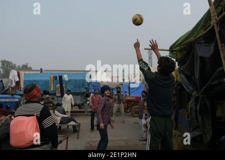 Neu Delhi, Indien. Januar 2021. Indische Bauern aus Punjab und Haryana spielen Volleyball während des Protests gegen drei Agrargesetze, die von der Zentralregierung an der Sindhu-Grenze in Delhi verabschiedet wurden 08. Januar 2021. (Foto: Ishant Chauhan/Pacific Press) Quelle: Pacific Press Media Production Corp./Alamy Live News Stockfoto